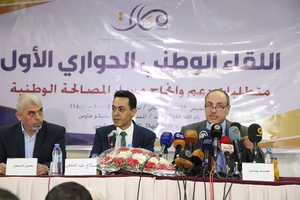 Le 16 avril 2026, la Commission Nationale Consultative des Droits de l'Homme (CNCDH) recevait Raji Sourani et Issam Younis, deux directeurs d'ONG palestiniennes. Voici les deux "defenseurs des droits de l'homme" en compagnie de Yahya Sinwar et Ismail Haniyeh 😱