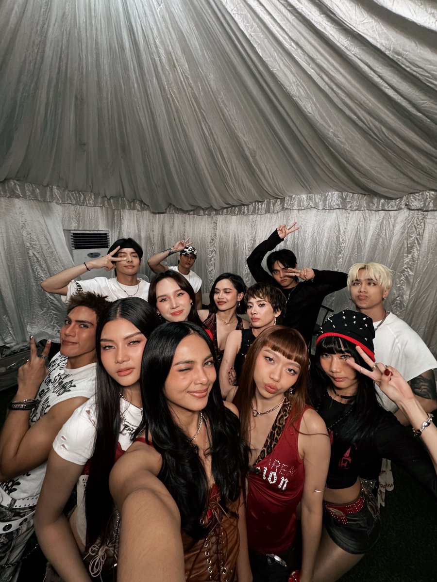 1Z Entertainment Artists SB19 (<a href="/SB19Official/">SB19 Official</a>) and XONARA (<a href="/officialxonara/">XONARA</a>) snapping a quick groufie before their performances last night at the Aurora Music Festival Day 1!

#1ZEntertainment
#SB19 #XONARA
#AuroraMusicFestival