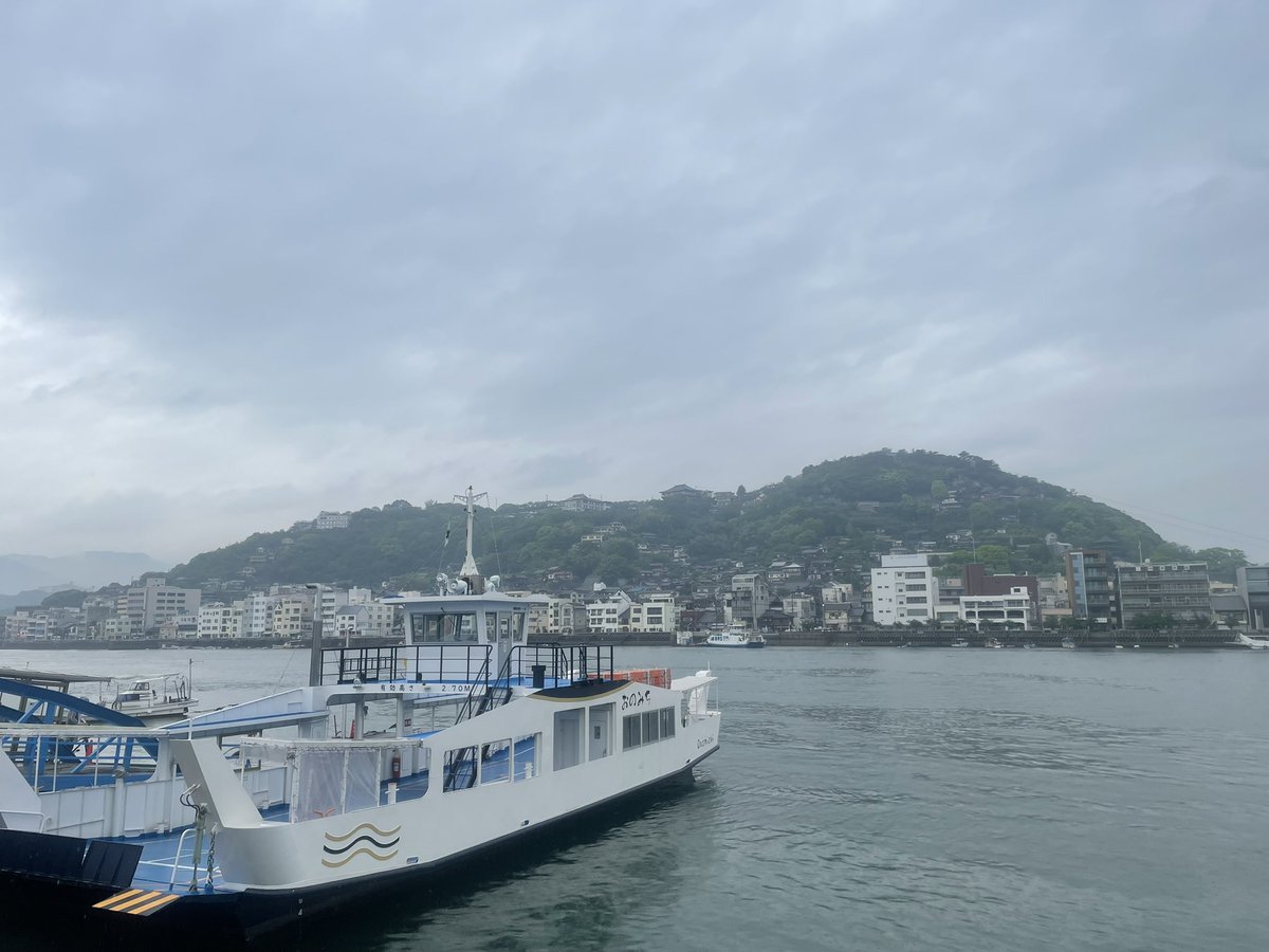 TAP_kun's tweet photo. 何時間も電車を乗り継がず、広島から尾道に移動。でも、外は雨、流れ、今も続く朝からの雨模様なのは歌詞どおり。30年ぶりで、駅前の面影は全くなし。でも「さびしんぼう」のいた場所はそのままだった。#月と街のAidade #ozkn #LIFE #小沢健二 https://t.co/tG0lKIkf4Y