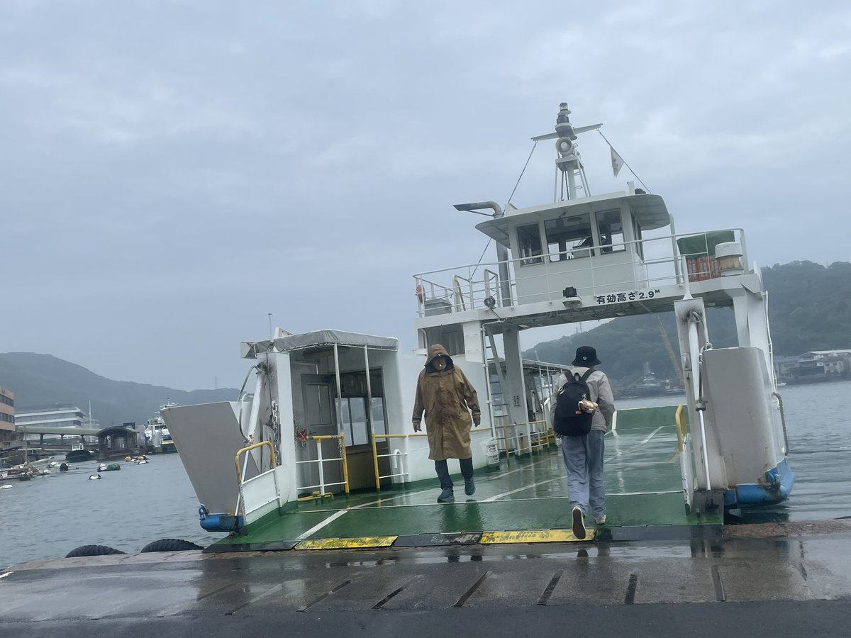TAP_kun's tweet photo. 何時間も電車を乗り継がず、広島から尾道に移動。でも、外は雨、流れ、今も続く朝からの雨模様なのは歌詞どおり。30年ぶりで、駅前の面影は全くなし。でも「さびしんぼう」のいた場所はそのままだった。#月と街のAidade #ozkn #LIFE #小沢健二 https://t.co/tG0lKIkf4Y