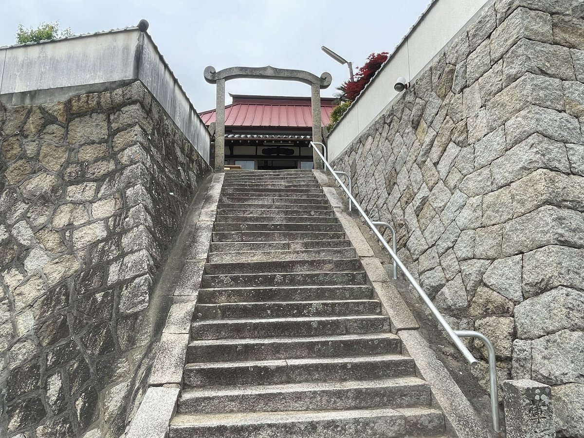 TAP_kun's tweet photo. 何時間も電車を乗り継がず、広島から尾道に移動。でも、外は雨、流れ、今も続く朝からの雨模様なのは歌詞どおり。30年ぶりで、駅前の面影は全くなし。でも「さびしんぼう」のいた場所はそのままだった。#月と街のAidade #ozkn #LIFE #小沢健二 https://t.co/tG0lKIkf4Y