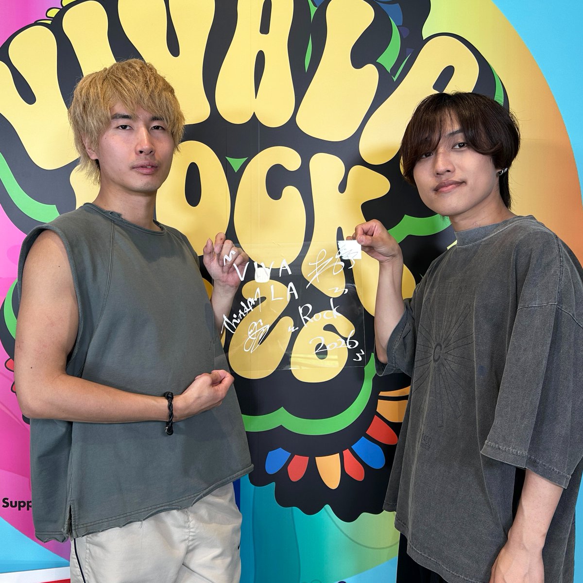 LINEVOOM_Japan's tweet photo. ＼⋱『VIVA LA ROCK 2026』プレゼントキャンペーン🎁／⋰

#ビバラ に出演した #ThisisLAST(@ThisisLASTBAND
)のサイン入りパネルが当たる✨

▼応募方法
このアカウントをフォロー
この投稿をリポスト

▼キャンペーン規約
https://t.co/wH6R3ejJJy

⇩LIVE配信もチェック🎸5/3（日） よる8時～