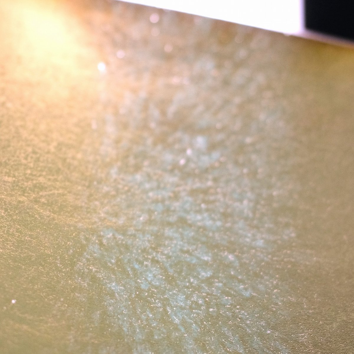 u1_okita's tweet image. #金 #Gold 
金箔の厚さはおよそ0.0001mm

宇宙服のバイザーに蒸着されている金も大体同じくらいの厚さですが、これがサングラス代わりになるんだから、大気圏外の昼は強烈ですね～

白色光を透過させると青く見えます

#FAガール マテリア