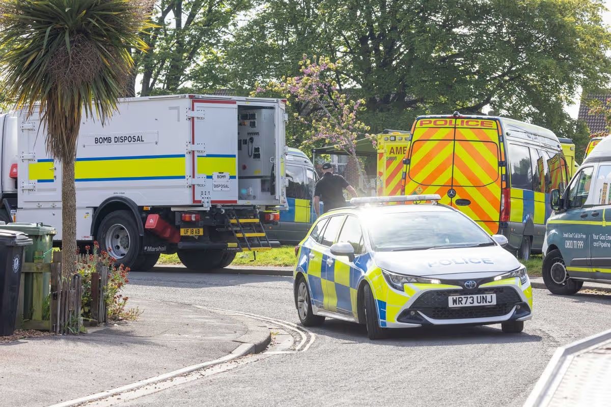 BPINewsOrg's tweet image. 2 adults have died after an explosion at a house in Frenchay, Bristol, with police declaring a major incident and treating the cause as suspicious.

Officers say it is not being treated as a terror incident and are also carrying out enquiries at an address in Speedwell

#Bristol