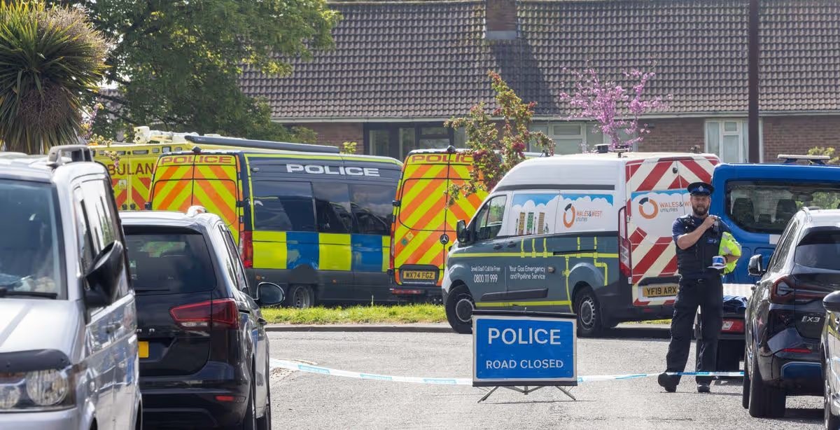 BPINewsOrg's tweet image. 2 adults have died after an explosion at a house in Frenchay, Bristol, with police declaring a major incident and treating the cause as suspicious.

Officers say it is not being treated as a terror incident and are also carrying out enquiries at an address in Speedwell

#Bristol