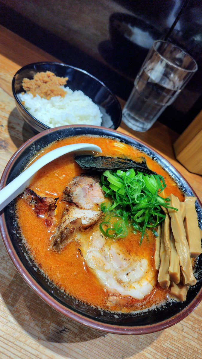 中華蕎麦 ひら井
担々麺＋半ライス

所用終了後に遅めの昼食に訪問😊
三獣出汁🐷🐮🐔と芝麻醤の相性が超G.J.👍
辛い拉麺🍜に白米がよく合う😄
ストレート細麺は小麦粉の甘さですら感じられる逸品✨
んー？ラスボス👿みたいなバラチャーシュー🥩が居ましたわ🤣
おいしかったです！ごちそうさまでした！