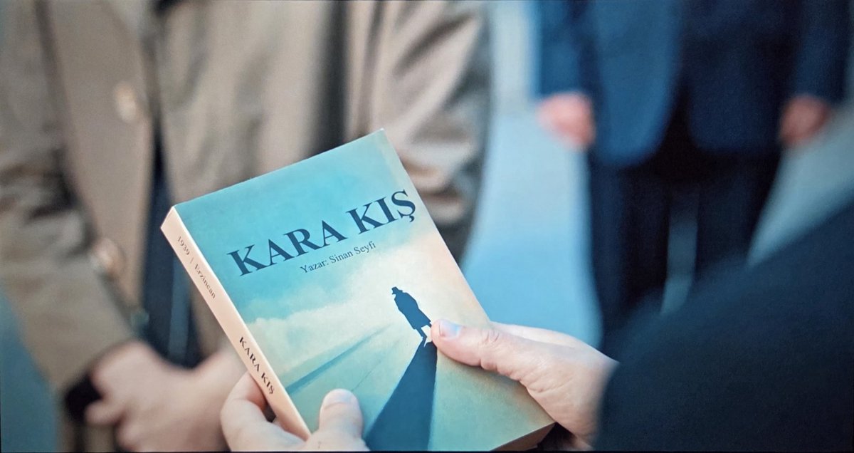 fatmamiiray's tweet photo. "Kara Kış" son zamanlarda izlediğim en özenli yerli işlerden biri oldu. Renk paleti, çekim açıları ve kostümleriyle tam bir görsel şölen. Gerçek bir hikayeye dayanması da etkileyiciliğini ikiye katlıyor. Mutlaka izlemenizi öneririm ✨ #karakış https://t.co/JfHW2oWCtY
