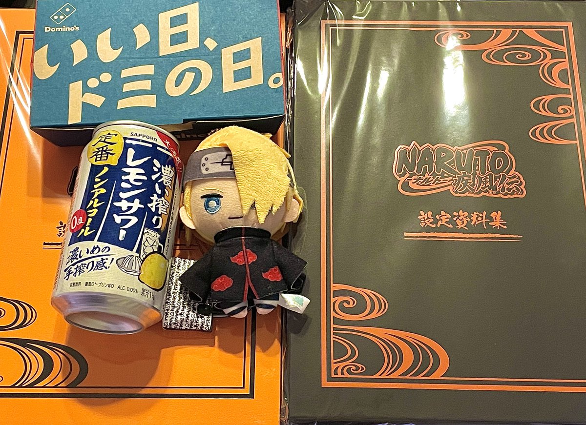 funfunboooooom's tweet photo. GWなのにめっちゃ体調崩し中で落ち込んでたけど…😞

予約してたNARUTO設定資料集が届いたー！🥹✨✨
デイちゃんも一緒にピザパーティしながら読むことにした🍕🩵

💥「オイラの分も残しとけよ、うん。」 https://t.co/owZ8xnvusZ