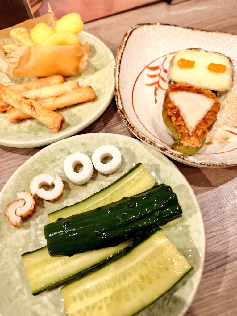 suzunokidaisuke's tweet photo. 企画展「怪獣とロボット」に行き🦾怪獣とロボット酒場にも行ったよ🍻目当ては英雄収集ツインジャーだよ🌗ねこノコさん開発のメニューすごい💯パーツを組み合わせてロボを組み立てるおつまみセット🎉味もちゃんと全部美味い🌅アイスのチョコプレートも凝ってる🍨そして業務用冷蔵庫とツインジャー🐧 https://t.co/xALHiq9NjC