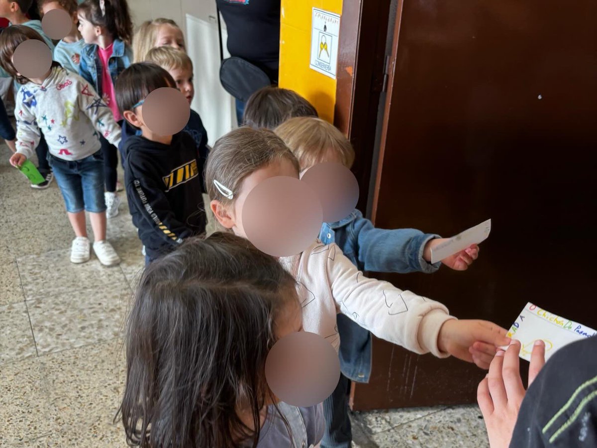 ceipramonsagra's tweet photo. 🎥 O pasado venres o cole desfrutou da estrea da curta creada polo alumnado de 5ºB EP “O chichón do pasado”, co que participan no concurso “Cinema na escola”. Foi todo un éxito! 👏👏👏 Pronto poderedes vela na canle de YouTube do Concello. https://t.co/2EndYrq4TB