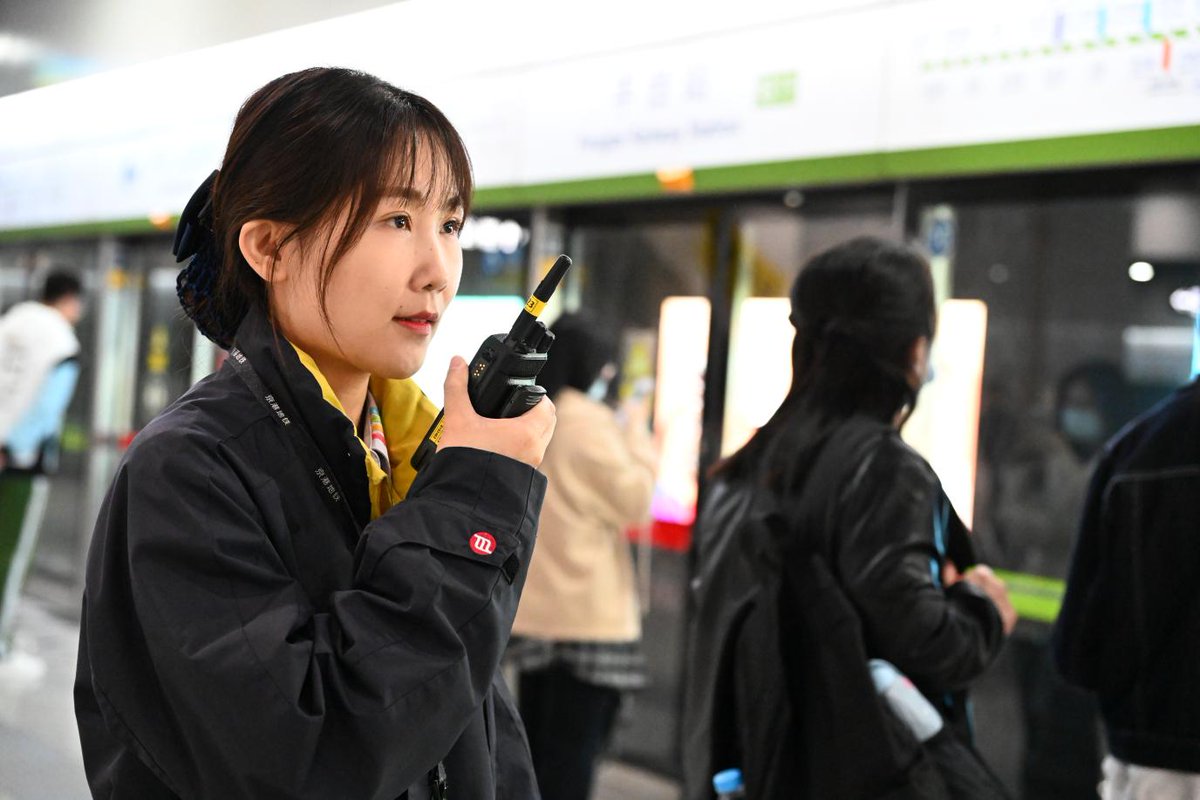 BeijingEvening's tweet image. 地铁站里、驾驶室内、轨道之上......他们护航乘客平安出行
Behind every seamless holiday journey stands a quiet guardian. This May Day holiday, #Beijing #subway staff quietly stood their posts: from helping passengers at stations, to conducting safety checks in drivers’ cabins, to