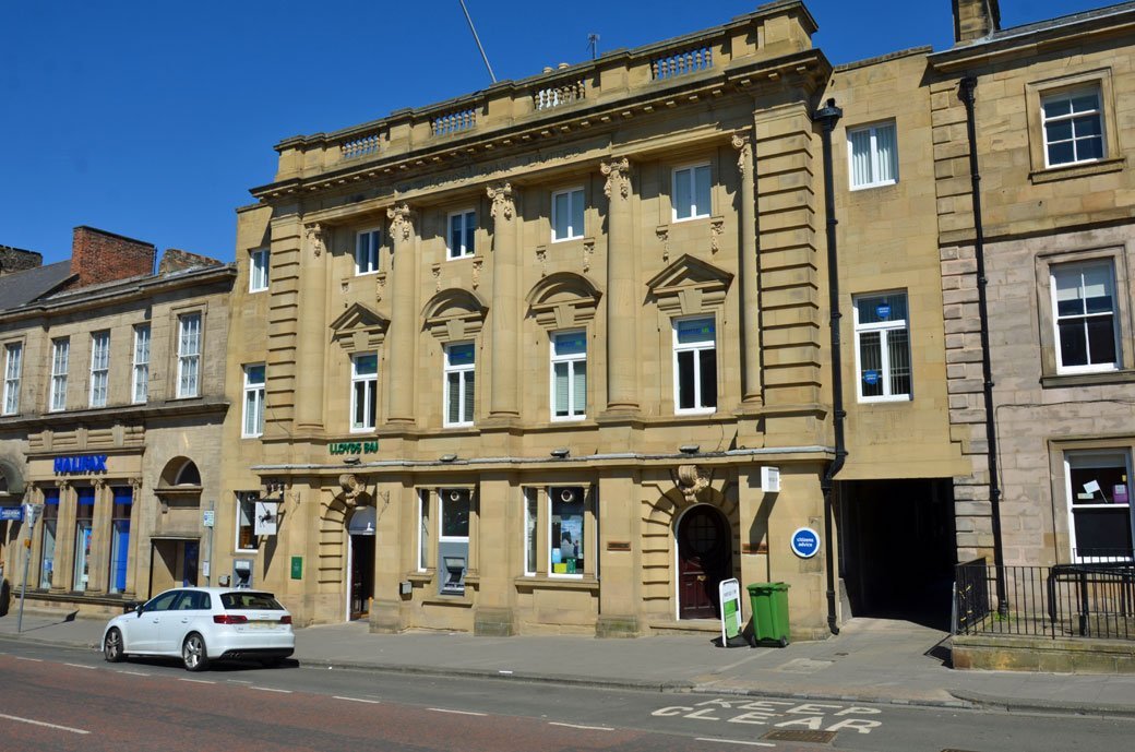 TyneSnapper's tweet image. #Alnwick Grade II Listed Lloyds Bank at 24 Bondgate Within, Alnwick, photographed on this day  3rd May 2017.  
Circa 1910 by George Reavell