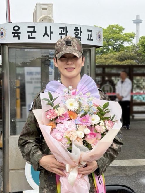 214gal's tweet photo. time flew during his military service
welcome back #jaehyun 💐🩷 https://t.co/Q3WieWiNyN