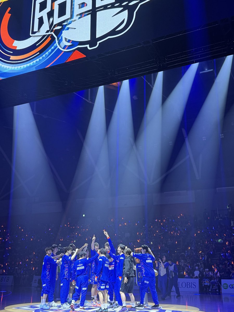 ake3haron's tweet photo. 今日はロボッツVS大阪エヴェッサの試合です🏀
今シーズン最終日です
昨日ロボッツ勝ったので今日も勝てるようにがんばろ　
応援するよ🤨👊
#茨城ロボッツ
#���阪エヴェッサ https://t.co/iEegE56ATN