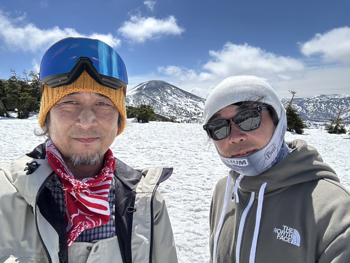 steeve_k_1967's tweet photo. 【DAY 25】 29/APR 八甲田山
シーズンアウト。
今季も各スキー場関係者の皆様、ご利用された皆様、お逢いできた皆様、ありがとうございました。
ボードをクリーニングし、スクレーパーとブラシのWaxを灯油で溶かし洗浄して終了。
#greenclothing
#simssnowboards
#帰ってきたスノウボヲドマン https://t.co/uVHEgSdTSr