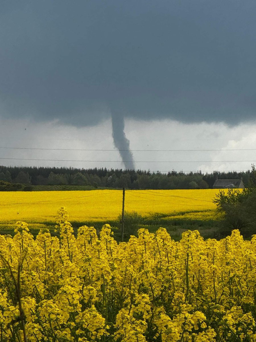 We almost had a tornado in Scotland yesterday. This funnel cloud, at Tibbermore near Perth, didn’t touch the ground so failed to fully develop. 

📷 Anita Buglyo facebook.com/share/p/17Y7rh…