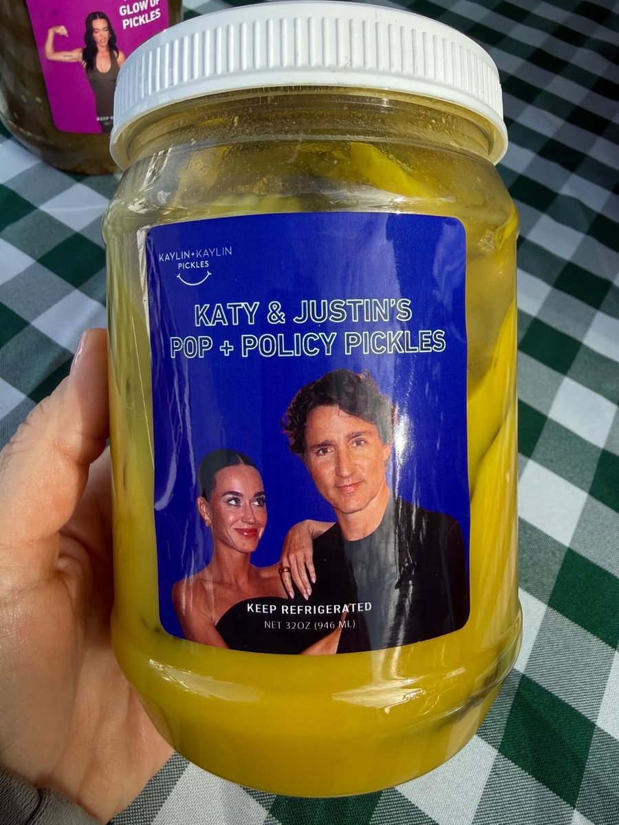 CNadineL's tweet image. Moi je n ai pas tout suivi ces truc à la con
Elle a besoin d un cornichon
Car son vieux ne peux pas la fournir  
c’est vrai quelle courre après le fiancé  de #taylorswift  
Ont comprends mieux maintenant 
Une courgette une courge
J aurai compris 
mini cornichont …
Enflamme