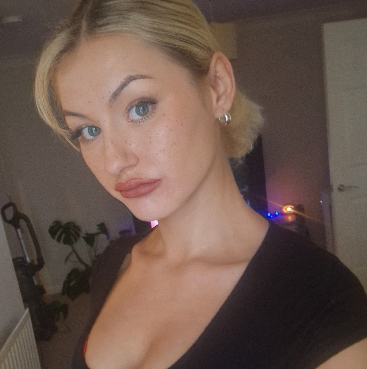 Kiarablackxxx's tweet photo. Morning neverland 😁 🌍
Today I'm Buzzing myself and @MrSumTingLongX lock in with @AlterEgoLabx Filming a role play scene down Bristol 📍
#Alteregolabx #Filming #newshoot #cosplay #Roleplay #joi #Kink #cheatingwife #Chudaï #Adult #18plus #porn #Bristol #Mrsumtinglongx #Kiarab https://t.co/yU38gR6p1u