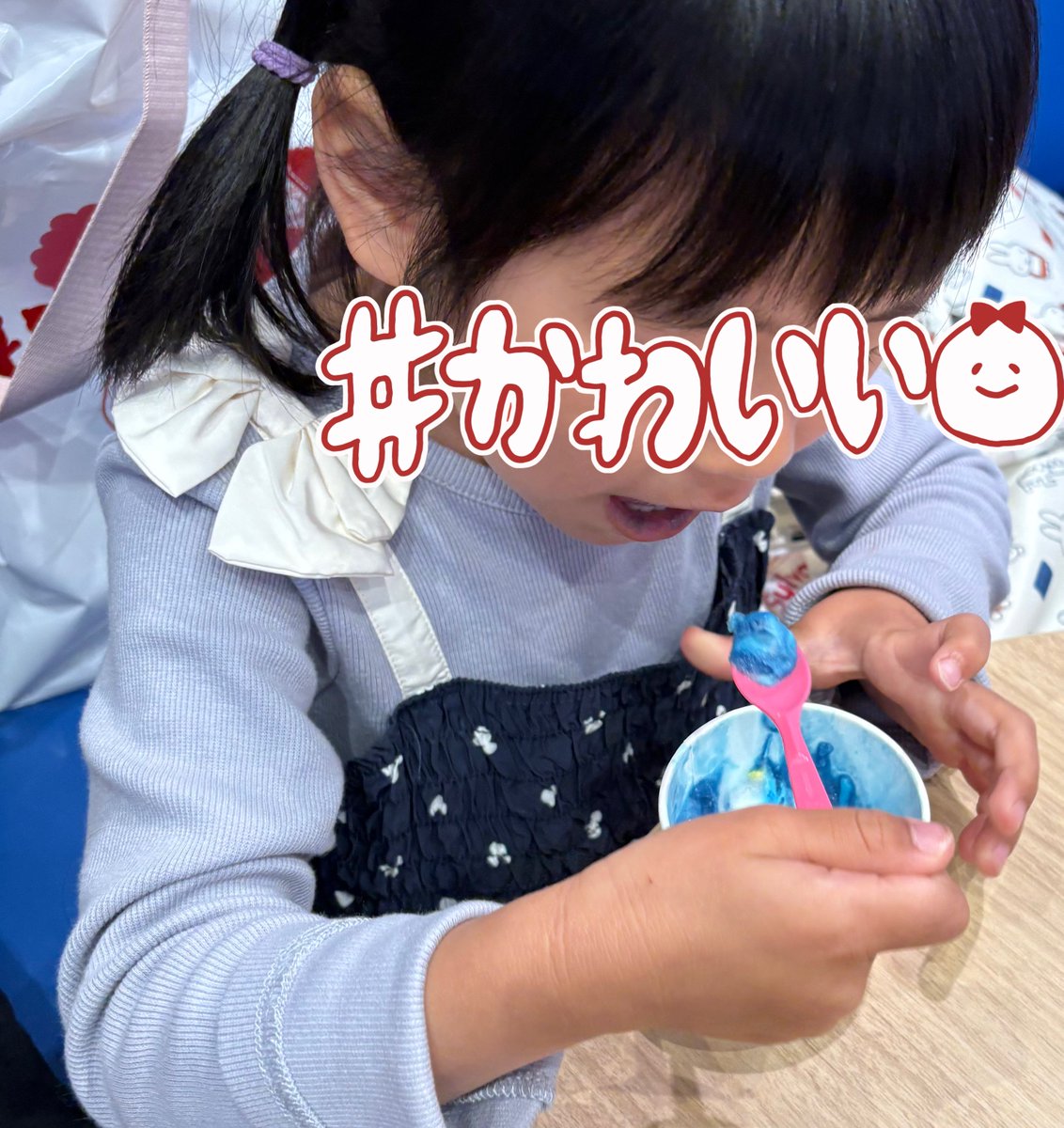 socksmother's tweet photo. ゴールデンウィークは5月1日生まれの5歳さんのお誕生日おめでとうウィークなので彼女のやりたいことをやる✌️
今日はアイス屋さん(サーティワン)でアイスを食べる🍨
口が青い🤣 https://t.co/J3OqMX1XjV