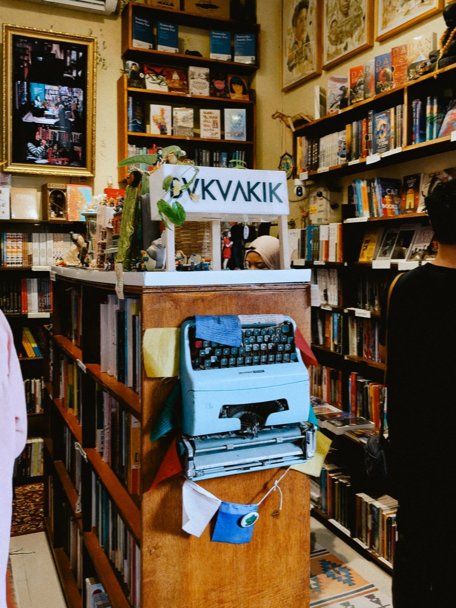 txtfromjogja's tweet photo. 📍Buku Akik

Di sini kalian bisa beli buku, aksesoris seperti ganci, stiker, dan bookmark.

Bisa nyantai baca buku yang disediain, bisa ngopi juga di luar toko! Di dalem tuh ga terlalu berisikk😍 https://t.co/IZDCeu20vw