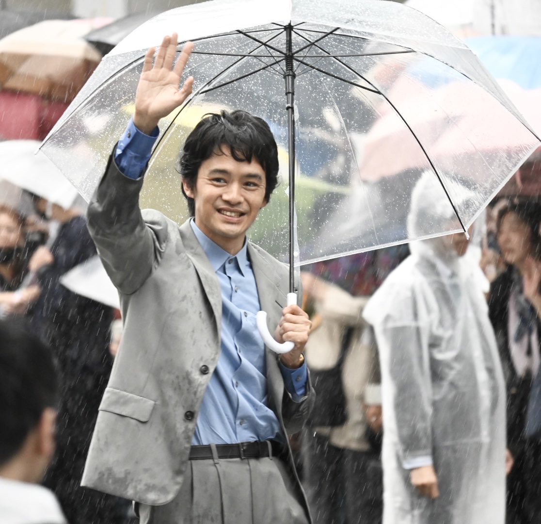 池松さん素敵😍
びしょ濡れになりながらも
ありがとうございます！

2026.5.3

#豊臣兄弟!
#池松壮亮 さん
#博多どんたく