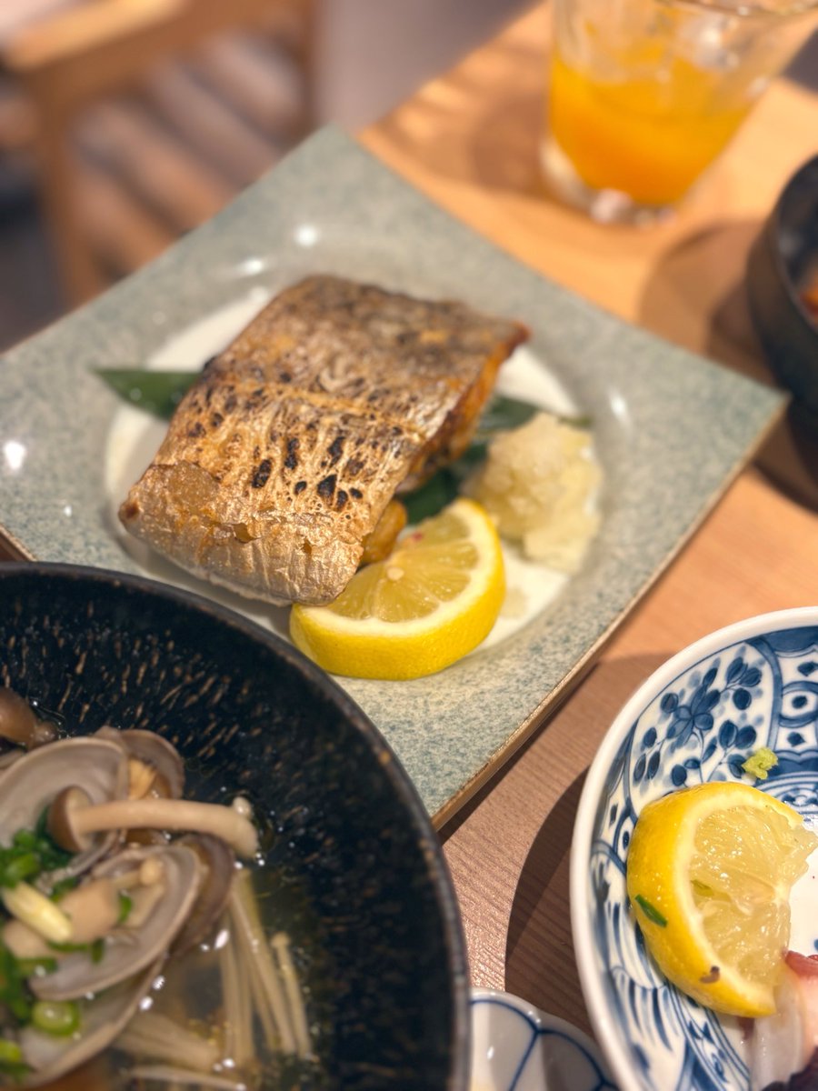 white1227226's tweet photo. 博多駅で軽くお食事🤍美味しかった✨あらごし🍅トマトのお酒めちゃ気に入った🥃　#博多駅　#お魚三昧 https://t.co/f1RqiEYOaJ
