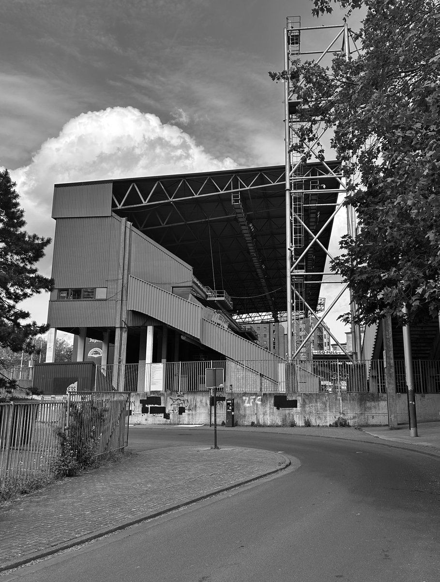 LeonJanssenLok's tweet image. Over #Charleroi zijn de reisgidsen dan misschien niet heel enthousiast, maar voor het voetbal kun je er prima heen! @SportCharleroi verslaat Genk met 2-0 in een sfeervol #Stadedupaysdecharleroi 
#AllezlesZèbres 🦓🏳️🏴⚽️🇧🇪 #paysnoir