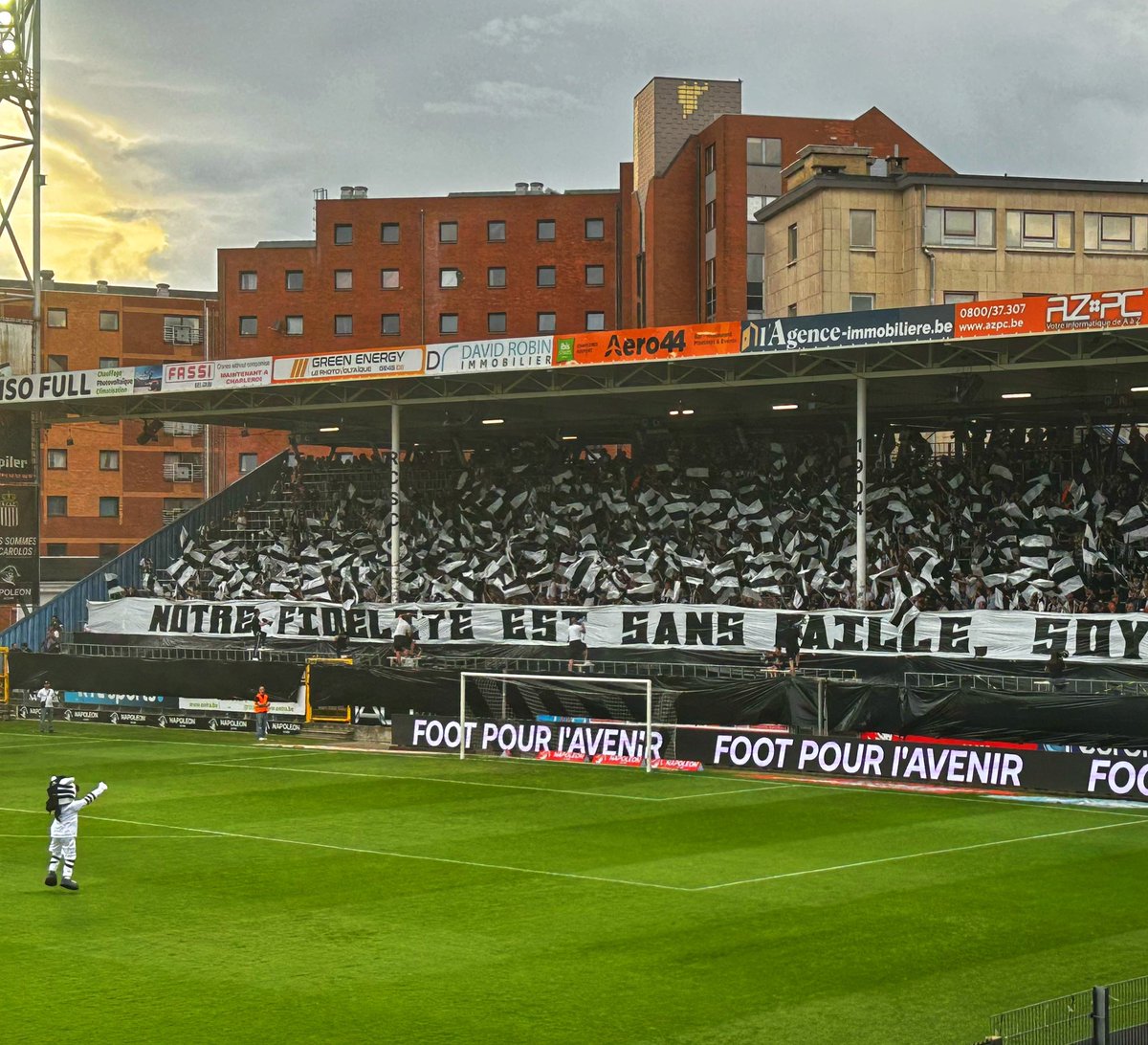 LeonJanssenLok's tweet image. Over #Charleroi zijn de reisgidsen dan misschien niet heel enthousiast, maar voor het voetbal kun je er prima heen! @SportCharleroi verslaat Genk met 2-0 in een sfeervol #Stadedupaysdecharleroi 
#AllezlesZèbres 🦓🏳️🏴⚽️🇧🇪 #paysnoir