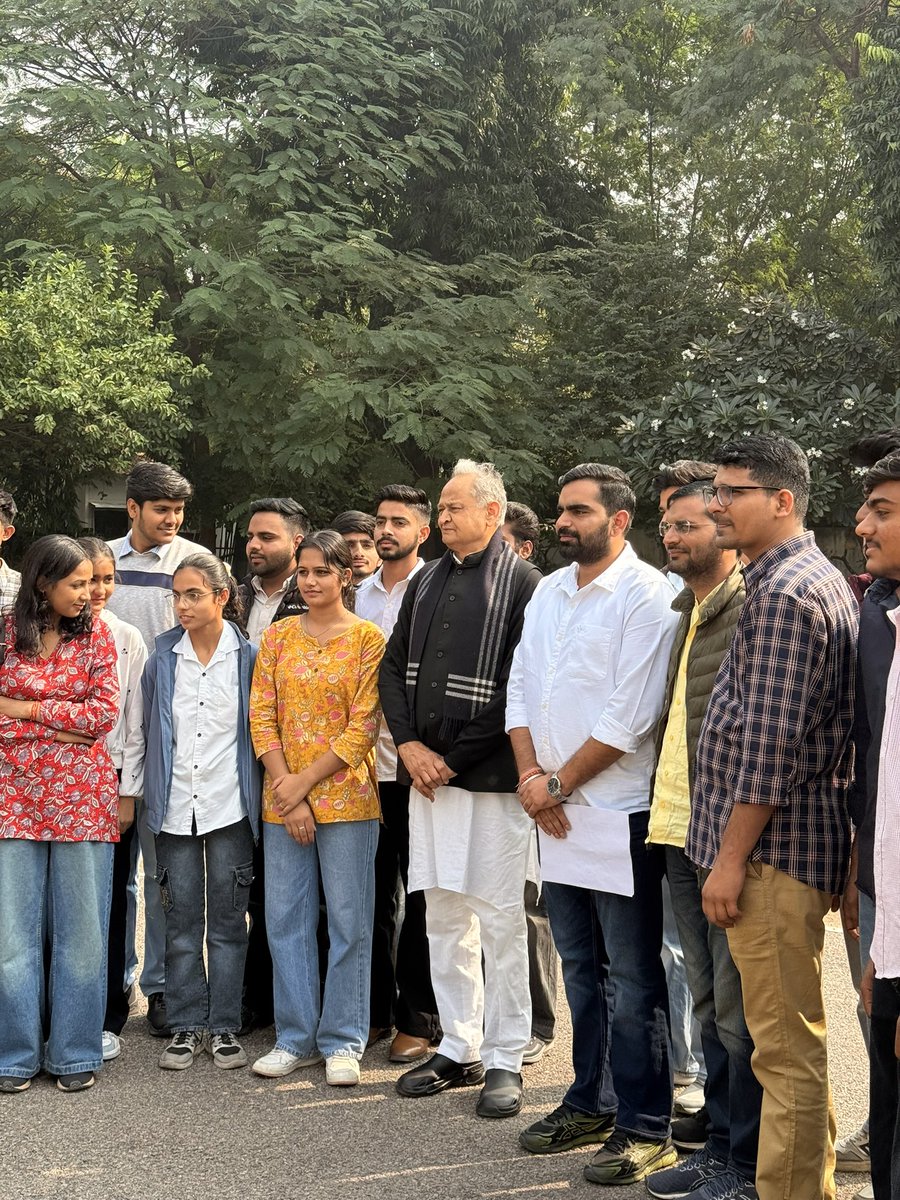 NeerajKhicharRU's tweet photo. पूर्व मुख्यमंत्री श्री अशोक गहलोत जी को जन्मदिवस की हार्दिक शुभकामनाएँ।

आपका सरल स्वभाव, जनसेवा के प्रति समर्पण और राजस्थान के विकास के लिए आपका योगदान सदैव प्रेरणादायी रहा है।

ईश्वर आपको स्वस्थ, दीर्घायु एवं ऊर्जावान रखें।
#ashokgehlot 
#jannayak 
@ashokgehlot51 https://t.co/goTD7l2NHU