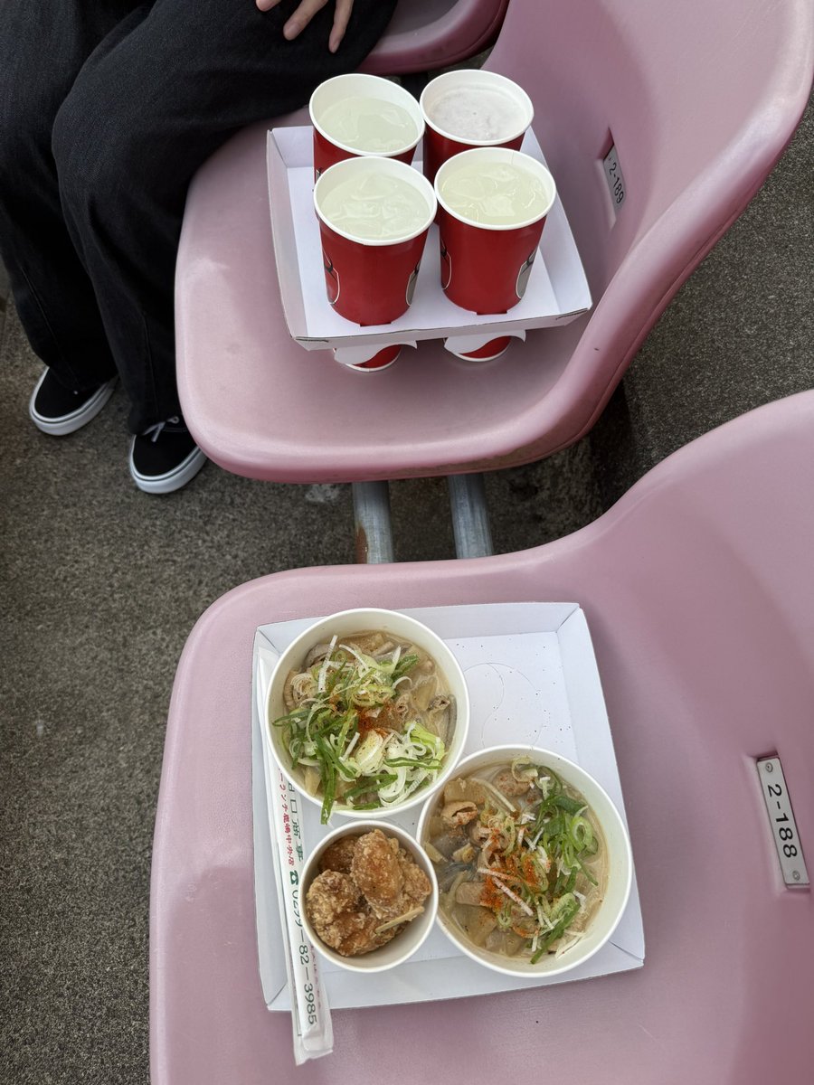 vaptanaken's tweet image. 鹿島スタジアムに33年ぶりに帰ってまいりました(アウェイはいってます)Jリーグ開幕試合ジーコハットトリックの試合以来です　30年前いただたいたレオナルドが練習着ユニをきて参戦です。ボルテージ最高潮　LUCKY FES冠試合でいれていただきました　大感謝！勝つ鹿ない！
#鹿島アントラーズ
#LUCKY FES