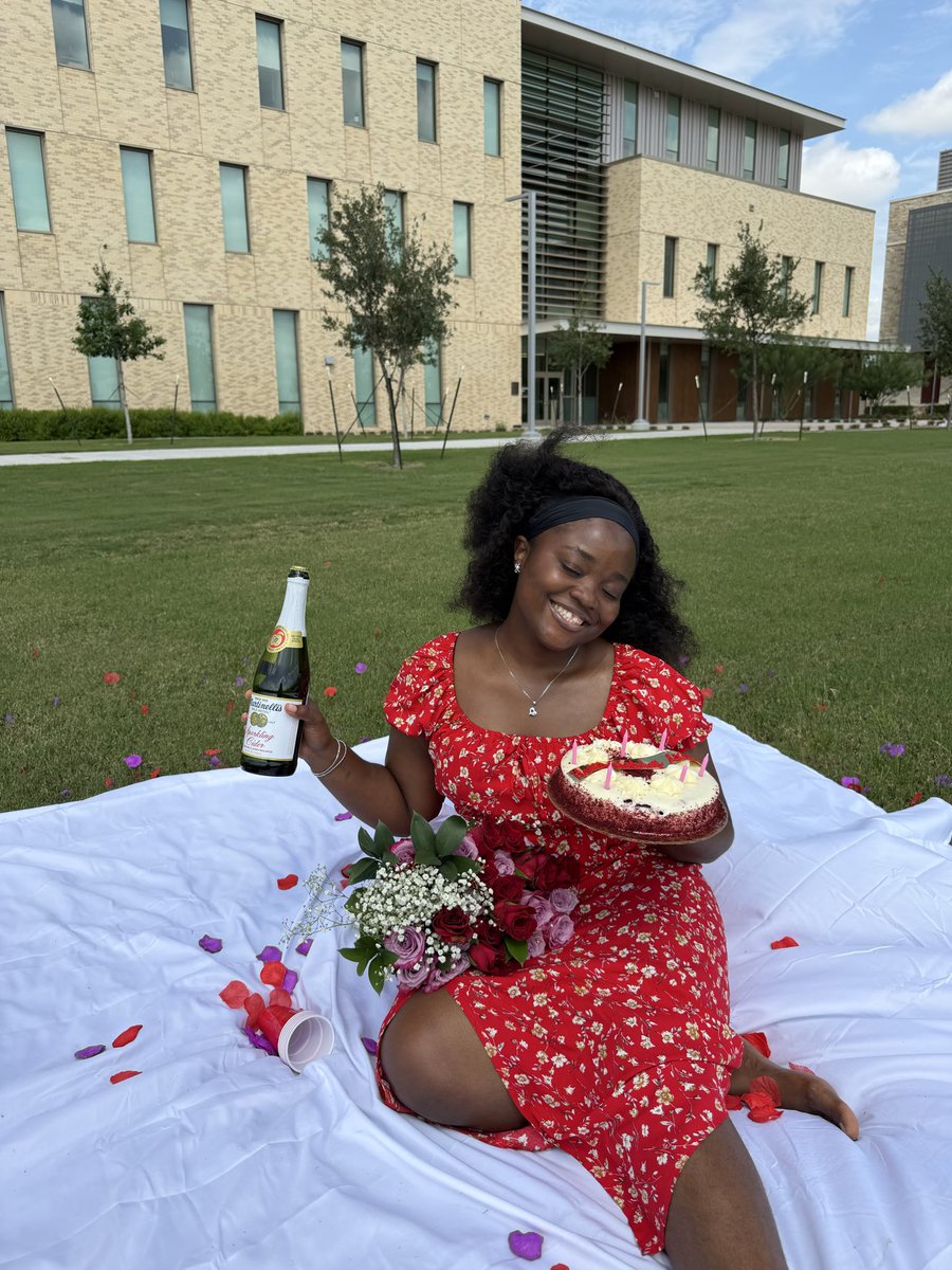 Akua Sekyiwaa💜 tweet media
