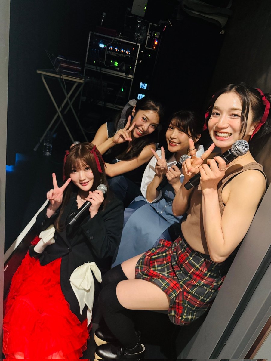 hitomi_komatani's tweet photo. #つんぱい2026
ゲスト出演させていただきました❤
余韻がまだ抜けませぬ

曲中に遥か昔からのファンの方たちが
3人で連番してるのが目に入って
幻なのかなって思いました笑
なんでファンの人達って老けないの？笑

来てくれたみなさん、ほんとにありがとうございます🥳 https://t.co/xczIl9eNNE
