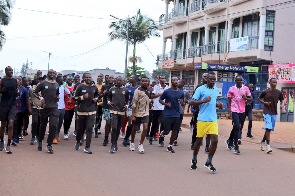 RwamaganaDistr's tweet photo. Abitabiriye siporo rusange bagejejweho ubutumwa bwibanze ku kamaro ka siporo, inama zo kubungabunga ubuzima bwiza no kwirinda indwara kugira ngo bibafashe gukora no kwiteza imbere n’Igihugu kikagira abaturage bafite ubuzima buzira umuze. https://t.co/mYXvcaZCX5