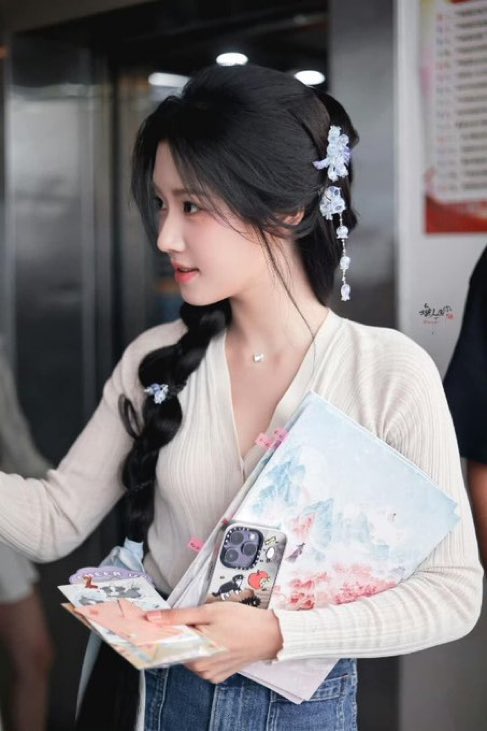 detailsedts's tweet image. Honestly, Lu Yuxiao with Face Card is totally insane and stunning... She visuals and aura in the drama #LoveInTheClouds were simply impeccable and gorgeous.

#LuYuxiao #卢昱晓