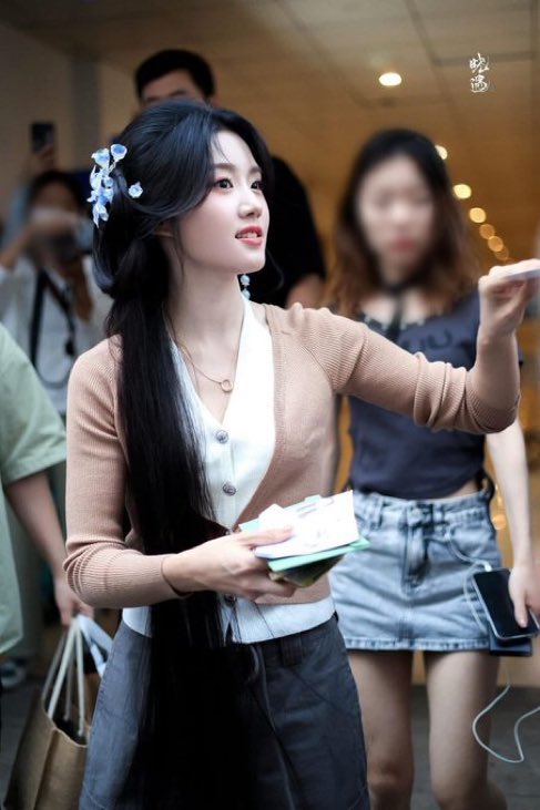 detailsedts's tweet image. Honestly, Lu Yuxiao with Face Card is totally insane and stunning... She visuals and aura in the drama #LoveInTheClouds were simply impeccable and gorgeous.

#LuYuxiao #卢昱晓