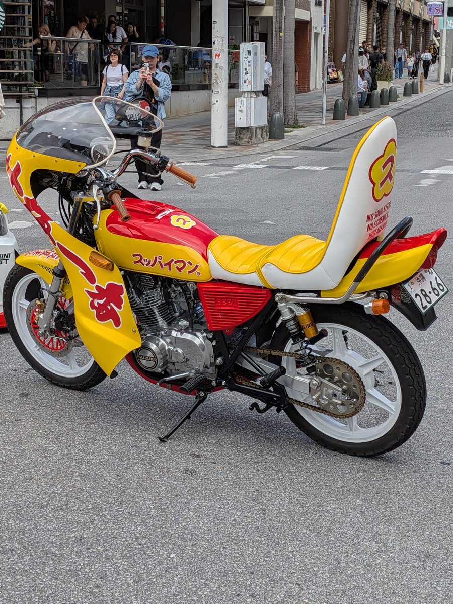 今日国際通り歩いてたら道路にスッパイマンの車とバイクが展示されてた。
何かカッケ〜✨
#スッパイマン 　#バイク　#車