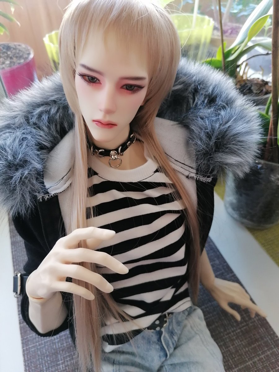 Nastazy's tweet image. Morning, Kars is watching the room, sitting on the windowsill among the flowers
#bjd
#doll 
#dolls