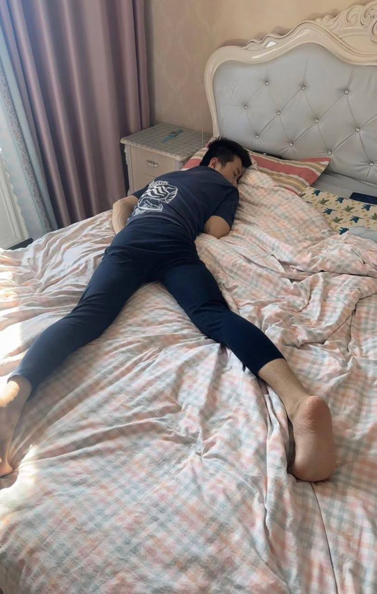 Queen7am2's tweet photo. 女邻居勾引我���多次，拒绝的同时反手mi 玩她老公。女邻居又没有鸟可以玩，没意思。还得是她老公，鸟大屁股翘，就是臭脚有点喇手 https://t.co/iB6WjnyfWb