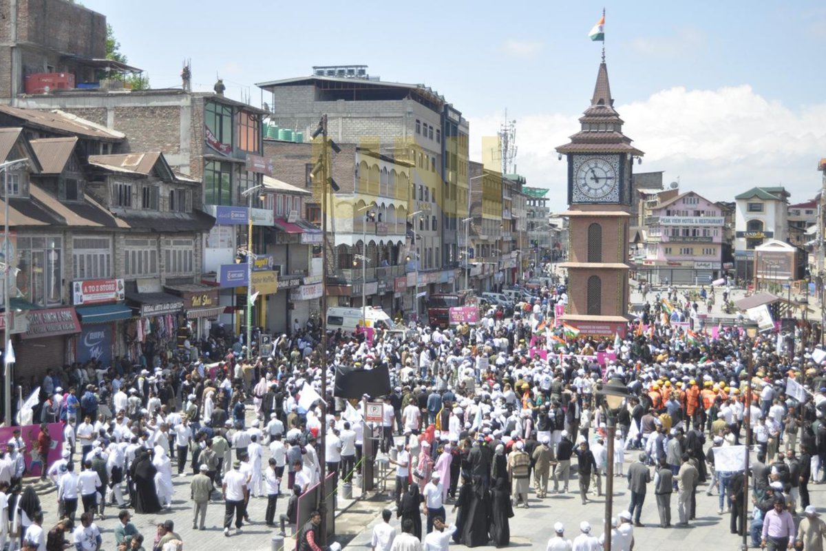 UNI_Photos's tweet photo. In Photos | A large number of people joined a mega padyatra under the “Nasha Mukt J&K” initiative, led by Lieutenant Governor Manoj Sinha, in Srinagar.
📸: Shah Junaid / UNI
@OfficeOfLGJandK | #ManojSinha | #NashaMukt | #JammuandKashmir | #Srinagar | #FootMarch | #UNI https://t.co/ysaAf1a5Rt