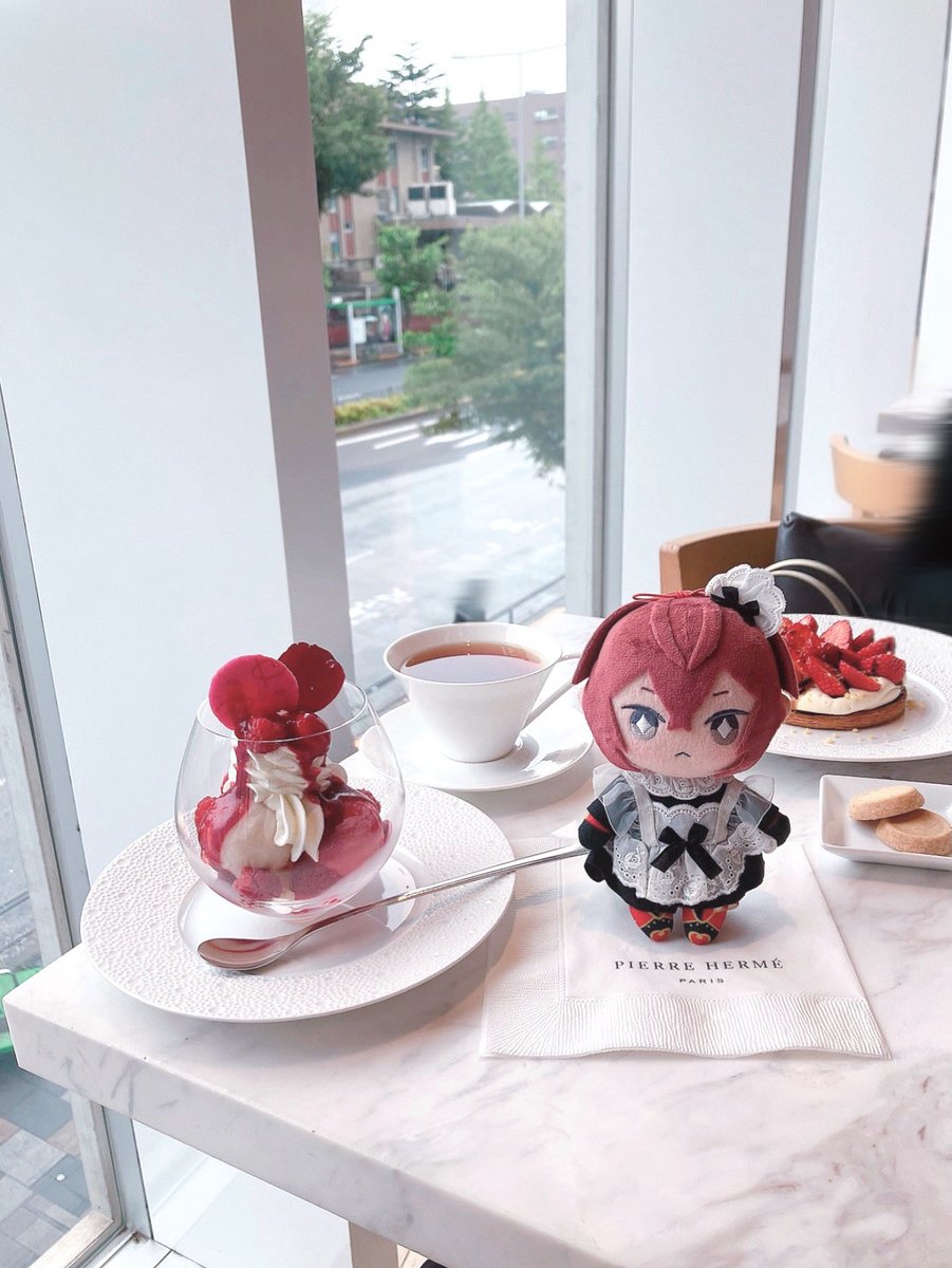 久々に会えた友だちとお茶🫖🎶テーブルがいちごだらけでりどぬいもお喜びでした。