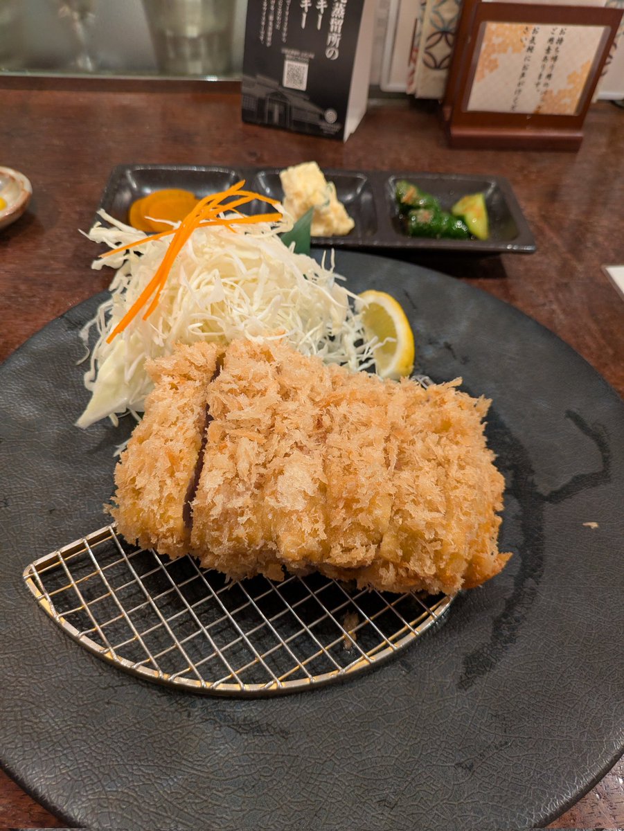 美味しいトンカツ屋さんがあると聞いてヨタカのライブ前に
神楽坂の「あげづき」さんに行ってきました✨

こんなに美味しいトンカツを食べたのは初めて🥺
てかトンカツ定食を完食したのも初めてかも…。
いい休日だ〜♡