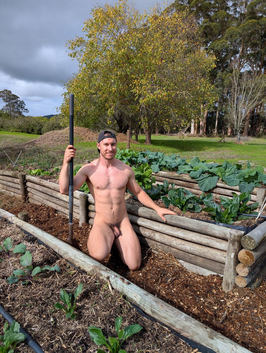 Nudist Jeff tweet media