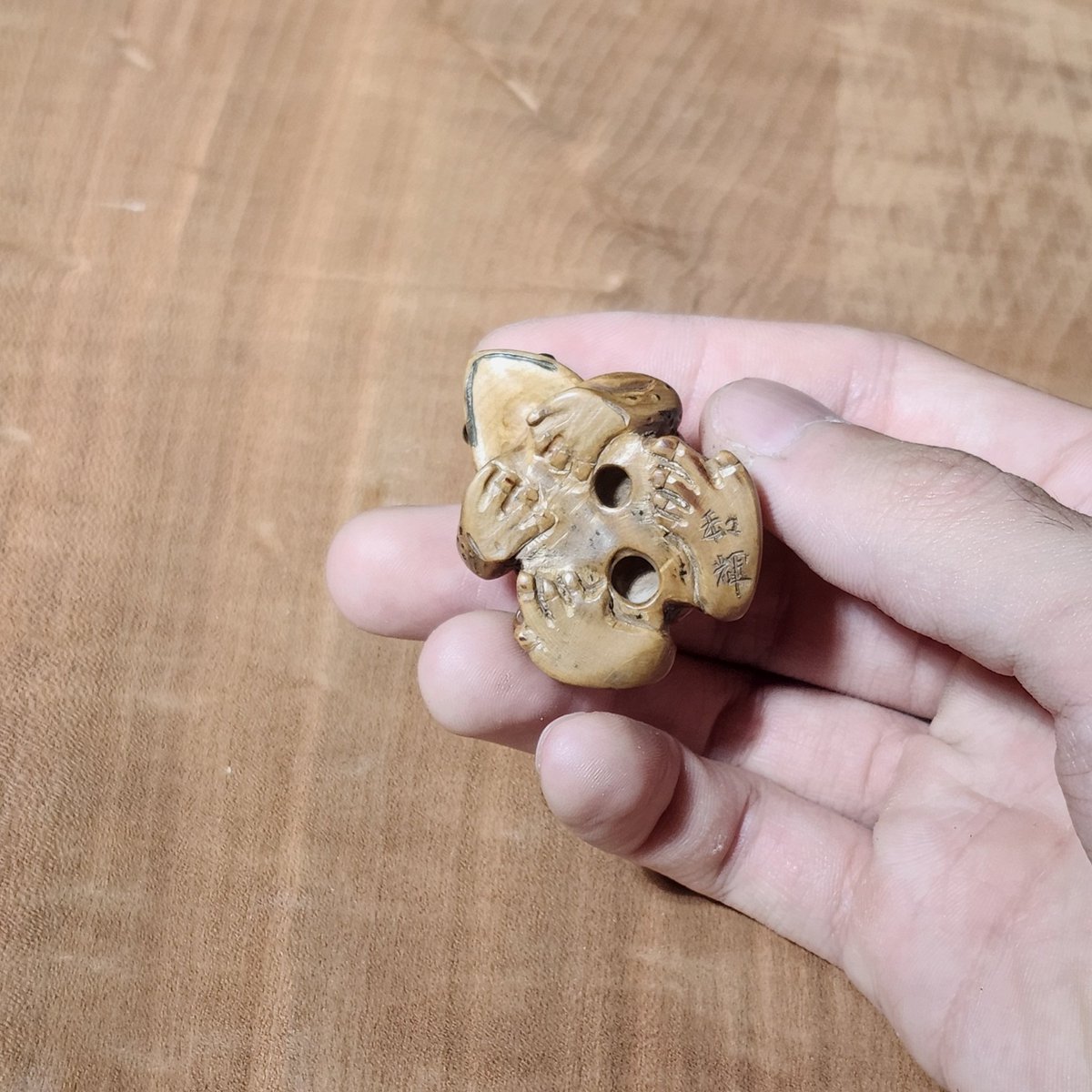 蟇蛙 根付 カエル 特有の質感を意識して写実的に彫りました。 眼は