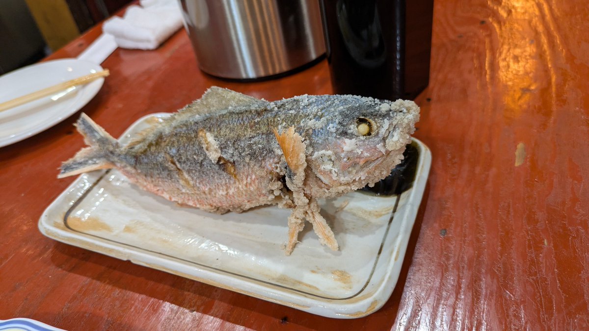 Touch08383384's tweet photo. 今晩は沖縄料理です✨
・スパムチーズの挟み揚げ
・グルクン(沖縄魚)の唐揚げ
グルクンは身を食べたあと骨も揚げていただきました。
とても美味しかったです✨ https://t.co/d566vSiMUn