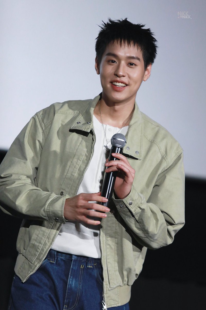 whbillkinwears's tweet photo. Billkin in #INSILENCE Washed ASTRO Jacket for #GrowWithTheFlowAlbumFansign Day 2
#bbillkin #whatbillkinwears https://t.co/mw0CSIo5YX