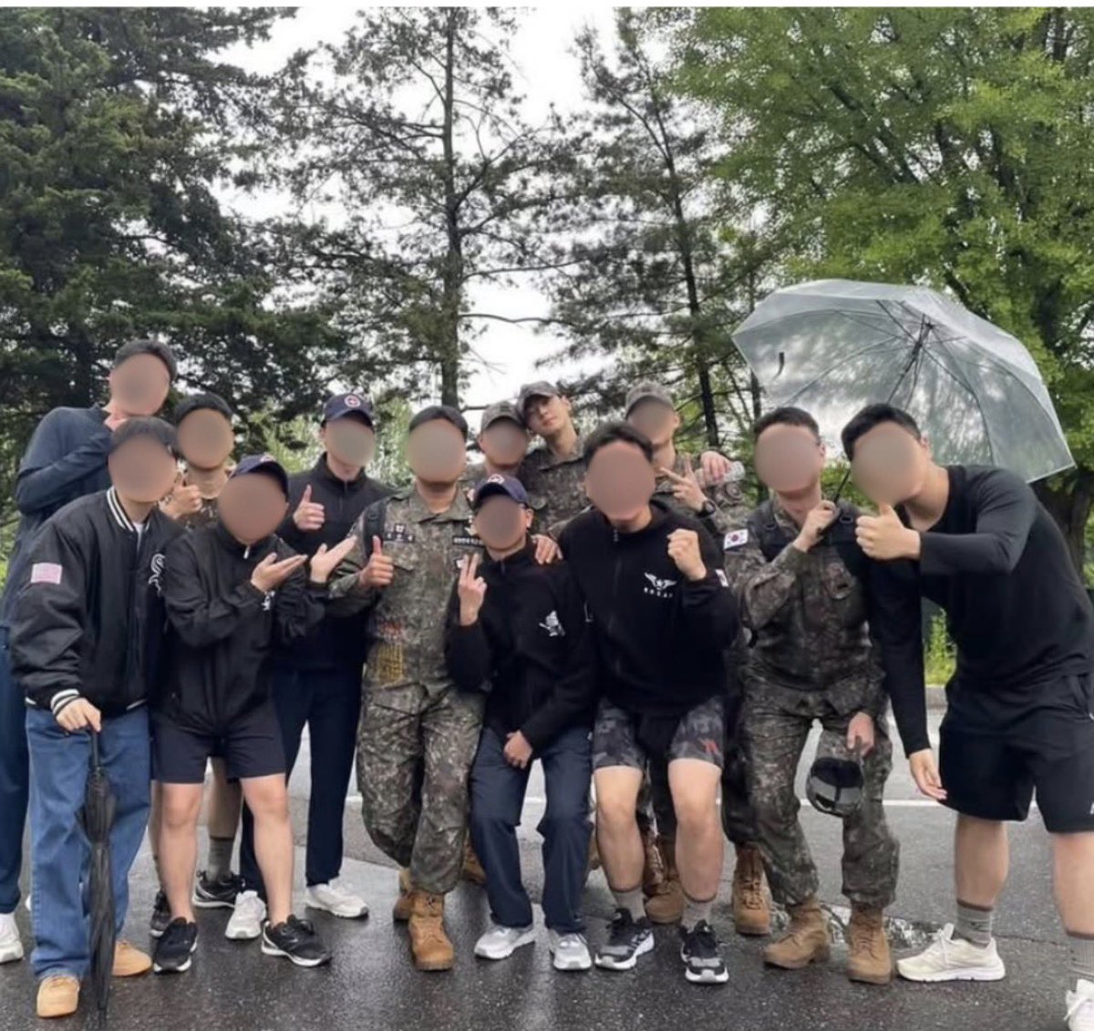 CEWProjects's tweet photo. 26.05.03

New photos of Eunwoo / Corporal Lee Dongmin with his fellow soldiers.
Happy to see him again 🤍🥹

#CHAEUNWOO #차은우 @CHAEUNWOO_offcl https://t.co/i7Oxy8ZCws