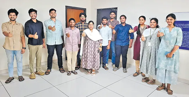andhrudu12's tweet photo. శంకుస్థాపన చేసిన నెలకే ఉపాధి అవకాశాలు!
క్యాంపస్ ఇంటర్వ్యూలు నిర్వహిస్తున్న ఆర్సెలార్ స్టీల్స్
తొలుత 54 మంది విద్యార్థులను ఎంపిక చేసిన సంస్థ
రూ.8.5 లక్షల వార్షిక ప్యాకేజీతో యువతకు ఉద్యోగాలు #AMNSIndiaComesToAP #ChooseSpeedChooseAP #JobCreator #NaraLokesh #NaraLokeshForAP https://t.co/kJGr3sTqLy