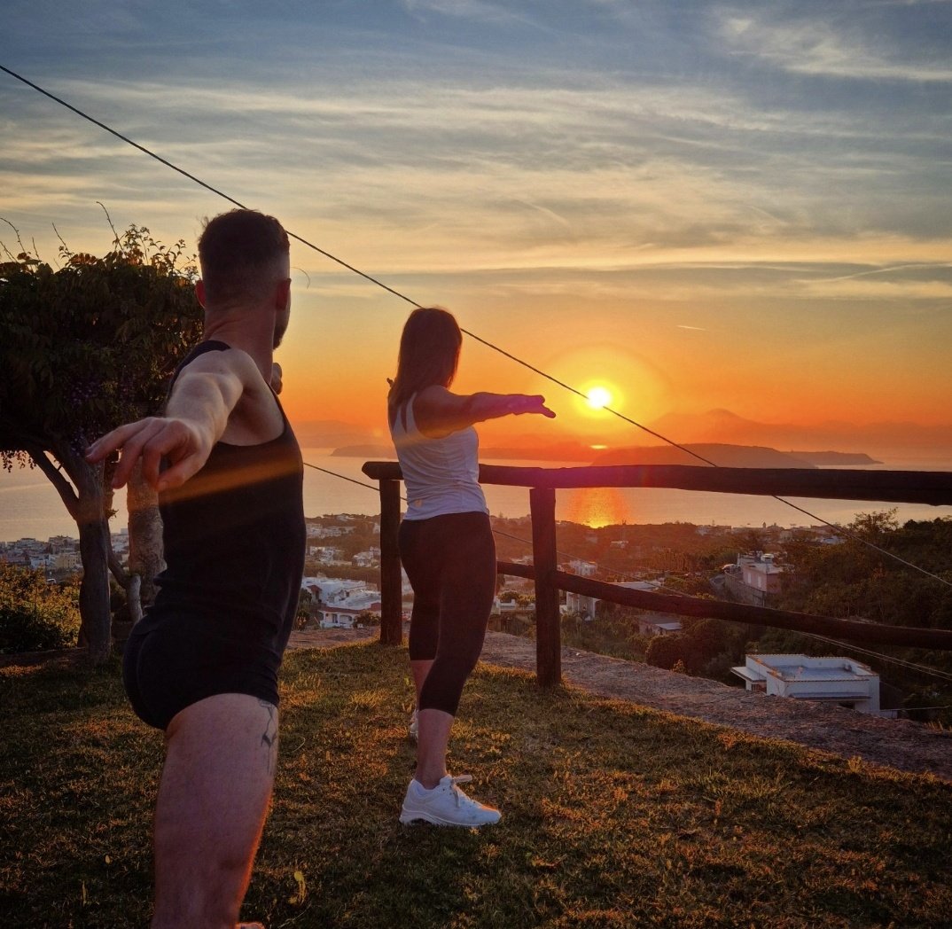 deric_tv's tweet image. Sunrise yoga 💕💓🇮🇹🌅 #napoli #italia #sunrise #yoga
