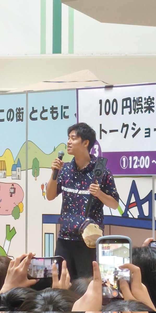 teru333's tweet photo. 100円娯楽さんのトークショー見に行ってきました！自らマイクを持って観客席まで入ってくるファンサービスも好印象すぎました！！ #アリオ深谷 #100円娯楽 https://t.co/EoC99z5nPb