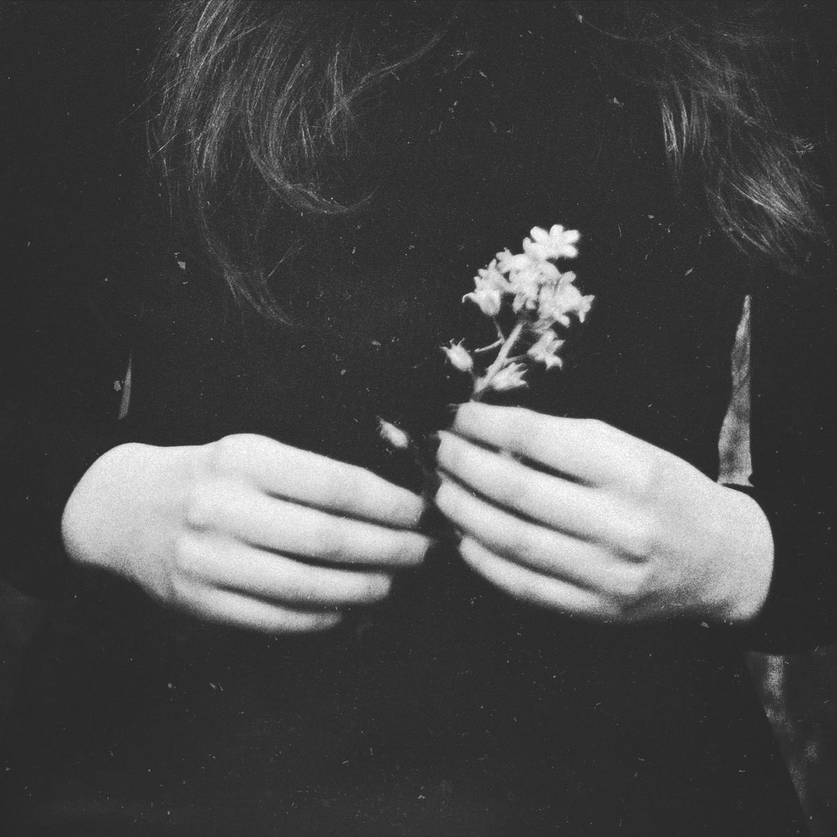 Je sais des routes de poussière et de brume
qui ne mènent nulle part
Je porte en moi des cathédrales en ruine
Où chantent encore des orgues fantômes
Mais avec beaucoup de patience
Si tu sais me lire doucement
Tu trouveras peut-être
dans mon cœur 
un merveilleux soleil...
